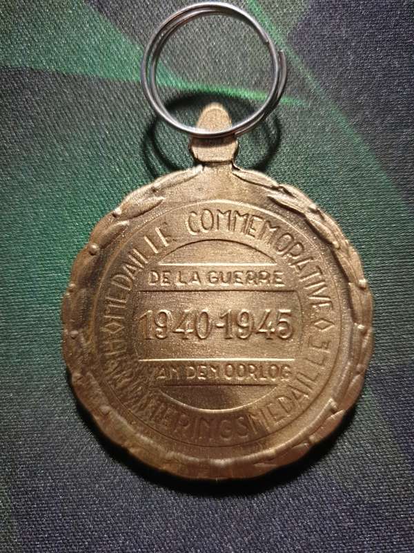 1940 -  1945 Commemorative Medal De La Guerra(Offers Welcome)