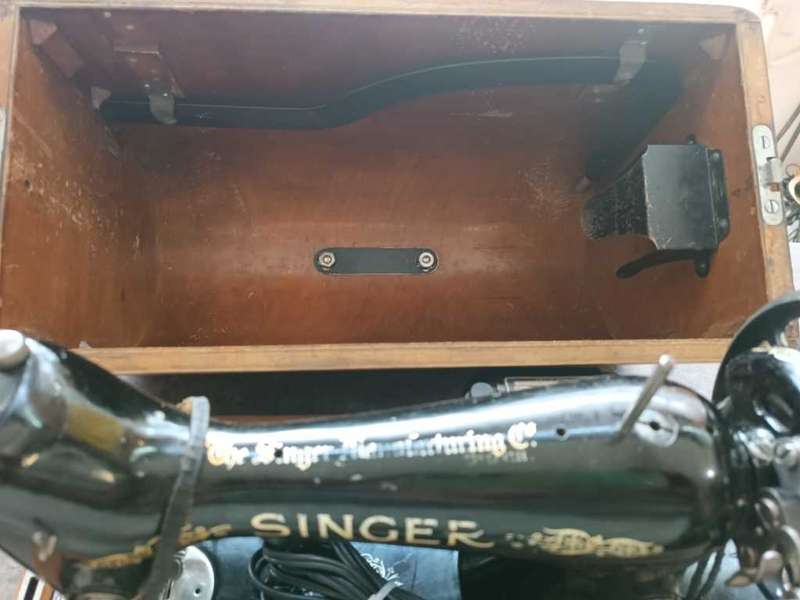 Antique Singer Sewing machine(Needs a service)(Offers welcome)