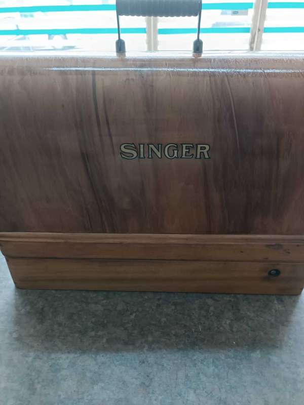 Antique Singer Sewing machine(Needs a service)(Offers welcome)