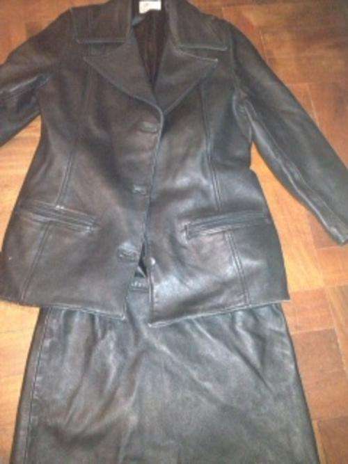 100 % leather suite *FREE POSTAGE*