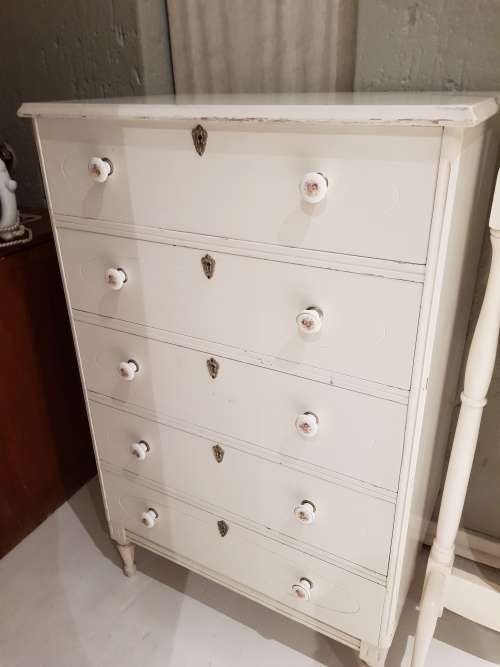 Antique chest of drawers