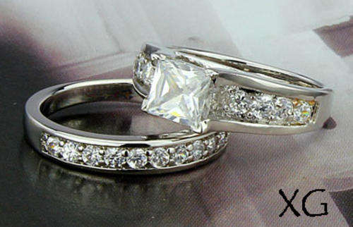 **POSTAGE R35** SIMULATED DIAMOND 18K WHITE GOLD PLATED WEDDING RING SET