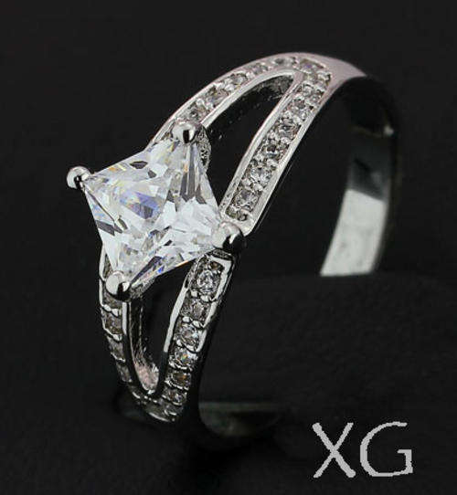 * R35 POSTAGE* 18K WHITE GOLD PLATED SIMULATED DIAMOND LADIES RING