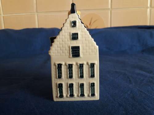 VINTAGE KLM DELFT BLUE HOUSE NO. 77, SEALED AND STILL FULL