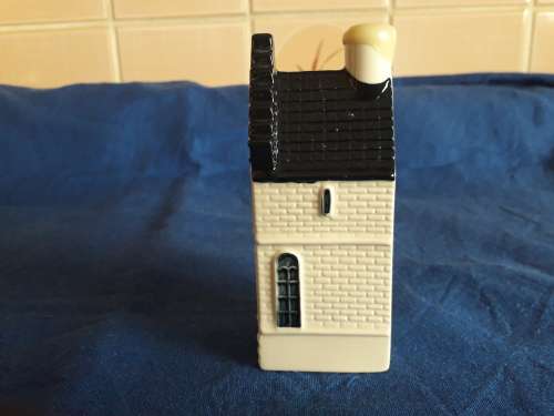 VINTAGE KLM DELFT BLUE HOUSE NO. 52, SEALED AND STILL FULL