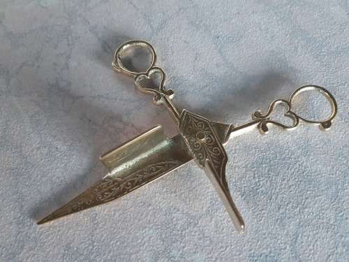 VINTAGE VICTORIAN BRASS CANDLE SNUFFER SCISSORS, ORNATELY DETAILED