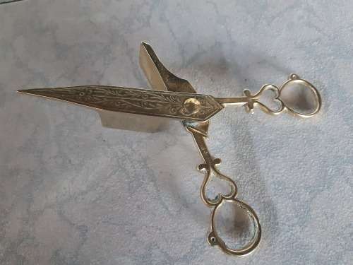 VINTAGE VICTORIAN BRASS CANDLE SNUFFER SCISSORS, ORNATELY DETAILED