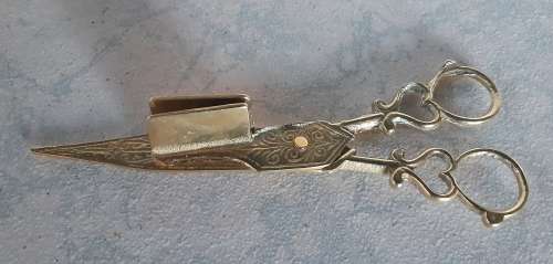 VINTAGE VICTORIAN BRASS CANDLE SNUFFER SCISSORS, ORNATELY DETAILED