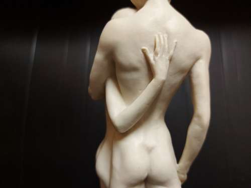 STUNNING A SANTINI FIGURINE OF TWO NUDES, MARKED ON THE PLINTH AND STANDING 32 CM TALL