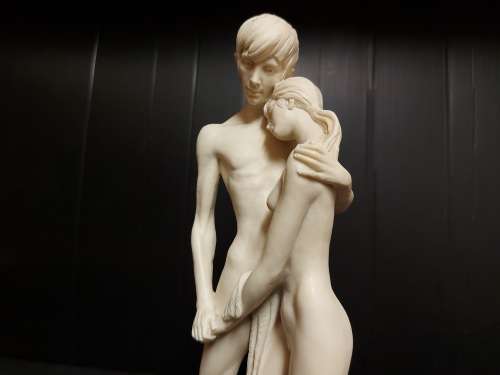STUNNING A SANTINI FIGURINE OF TWO NUDES, MARKED ON THE PLINTH AND STANDING 32 CM TALL