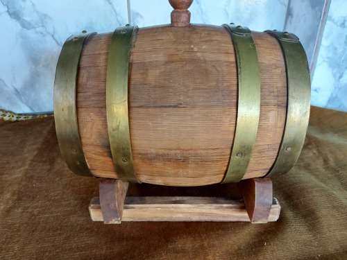 BEAUTIFUL VINTAGE OAK WINE BARREL WITH BRASS HOOPS