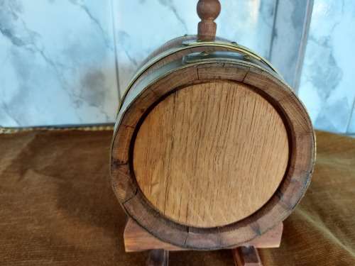 BEAUTIFUL VINTAGE OAK WINE BARREL WITH BRASS HOOPS