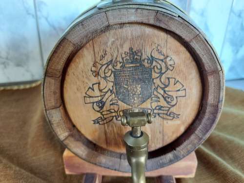 BEAUTIFUL VINTAGE OAK WINE BARREL WITH BRASS HOOPS
