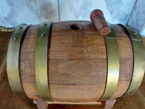 BEAUTIFUL VINTAGE OAK WINE BARREL WITH BRASS HOOPS