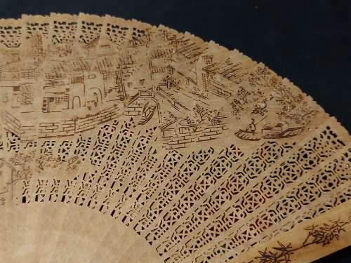 STUNNINGLY DECORATED VINTAGE ORIENTAL FAN DEPICTING AWESOME IMAGES AND BOXED WITH MARKINGS,