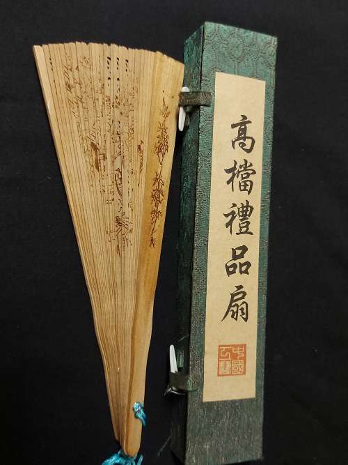 STUNNINGLY DECORATED VINTAGE ORIENTAL FAN DEPICTING AWESOME IMAGES AND BOXED WITH MARKINGS,
