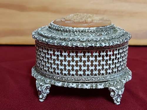 ANTIQUE WHITE WASHED FLORENZA OVAL TRINKET BOX WITH AN ORNATELY CARVED ROSE CAMEO ON THE LID