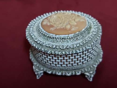 ANTIQUE WHITE WASHED FLORENZA OVAL TRINKET BOX WITH AN ORNATELY CARVED ROSE CAMEO ON THE LID