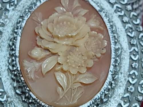 ANTIQUE WHITE WASHED FLORENZA OVAL TRINKET BOX WITH AN ORNATELY CARVED ROSE CAMEO ON THE LID
