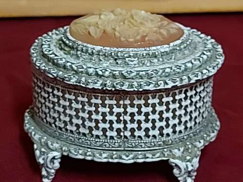 ANTIQUE WHITE WASHED FLORENZA OVAL TRINKET BOX WITH AN ORNATELY CARVED ROSE CAMEO ON THE LID