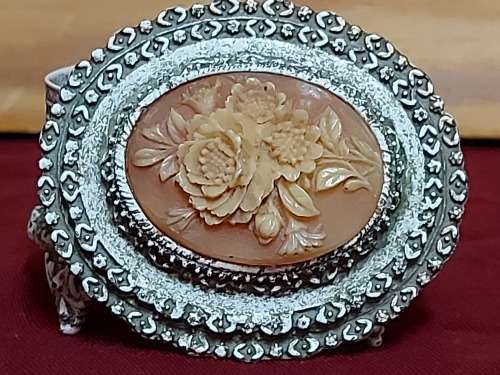 ANTIQUE WHITE WASHED FLORENZA OVAL TRINKET BOX WITH AN ORNATELY CARVED ROSE CAMEO ON THE LID