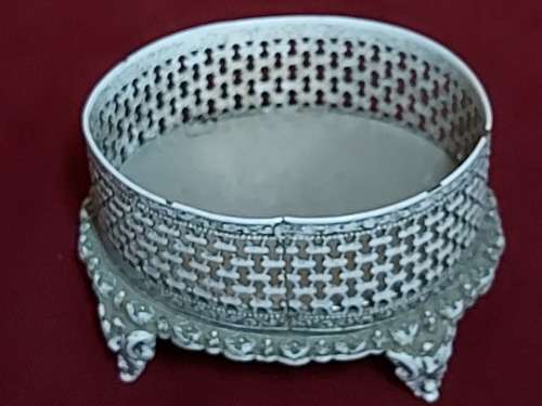 ANTIQUE WHITE WASHED FLORENZA OVAL TRINKET BOX WITH AN ORNATELY CARVED ROSE CAMEO ON THE LID