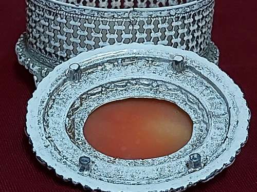 ANTIQUE WHITE WASHED FLORENZA OVAL TRINKET BOX WITH AN ORNATELY CARVED ROSE CAMEO ON THE LID