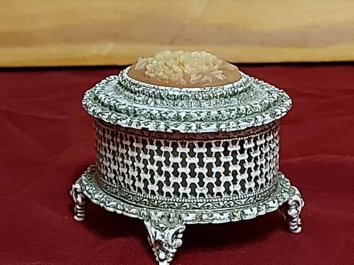 ANTIQUE WHITE WASHED FLORENZA OVAL TRINKET BOX WITH AN ORNATELY CARVED ROSE CAMEO ON THE LID