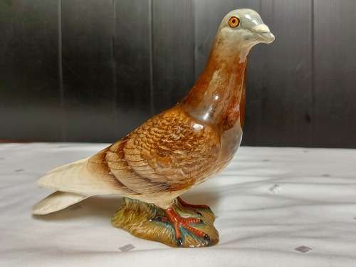 STRIKING AND BEAUTIFULLY CRAFTED BESWICK PORCELAIN PIGEON FIGURINE