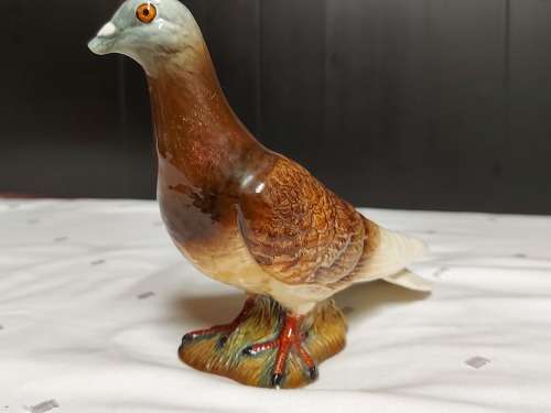 STRIKING AND BEAUTIFULLY CRAFTED BESWICK PORCELAIN PIGEON FIGURINE