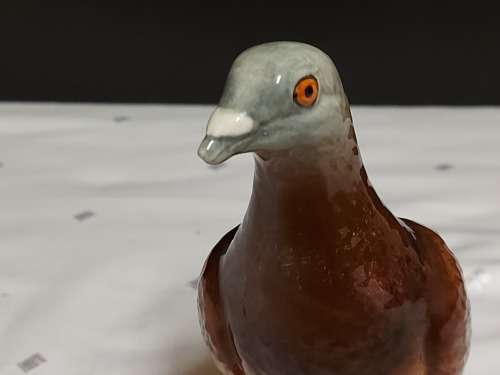 STRIKING AND BEAUTIFULLY CRAFTED BESWICK PORCELAIN PIGEON FIGURINE