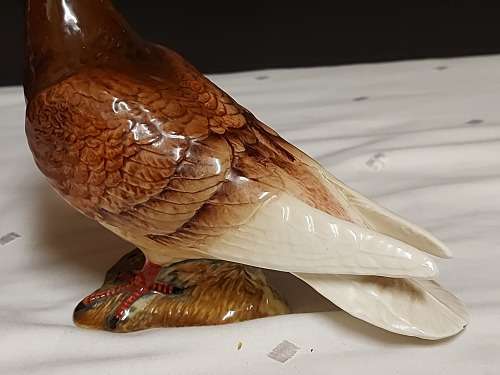 STRIKING AND BEAUTIFULLY CRAFTED BESWICK PORCELAIN PIGEON FIGURINE