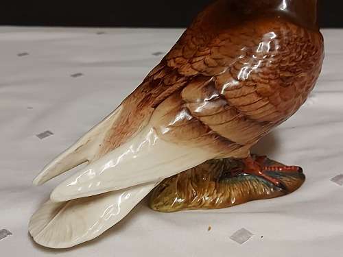 STRIKING AND BEAUTIFULLY CRAFTED BESWICK PORCELAIN PIGEON FIGURINE