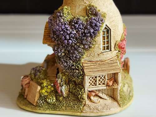 BEAUTIFUL LILLIPUT LANE HOUSE - GOLD TOP