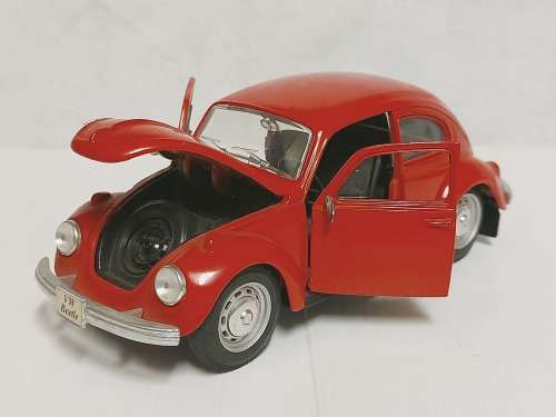 HIGHLY COLLECTIBLE MAISTO DIE CAST SCALE 1/24 VW BEETLE