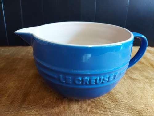 STUNNING LE CREUSET 13-39 LARGE 2.L CERAMIC MIXING JUG, TEAL AND  IN MINT CONDITION