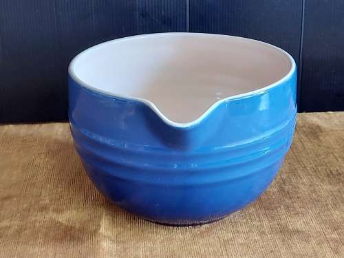 STUNNING LE CREUSET 13-39 LARGE 2.L CERAMIC MIXING JUG, TEAL AND  IN MINT CONDITION