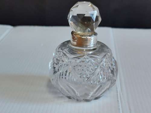 ANTIQUE HALLMARKED SILVER RIMMED CUT CRYSTAL DRESSING TABLE BOTTLE