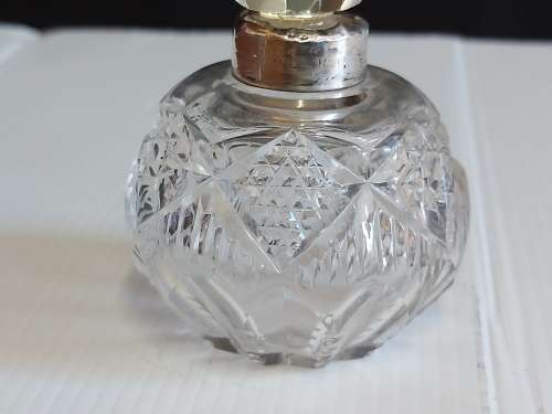 ANTIQUE HALLMARKED SILVER RIMMED CUT CRYSTAL DRESSING TABLE BOTTLE