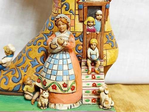 GREAT FIND! JIM SHORE HEARTWOOD CREEK FIGURINE OF AN OLD WOMAN WHO LIVED IN A SHOE, MINT CONDITION