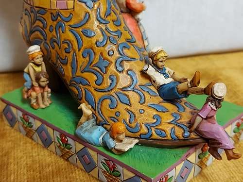 GREAT FIND! JIM SHORE HEARTWOOD CREEK FIGURINE OF AN OLD WOMAN WHO LIVED IN A SHOE, MINT CONDITION