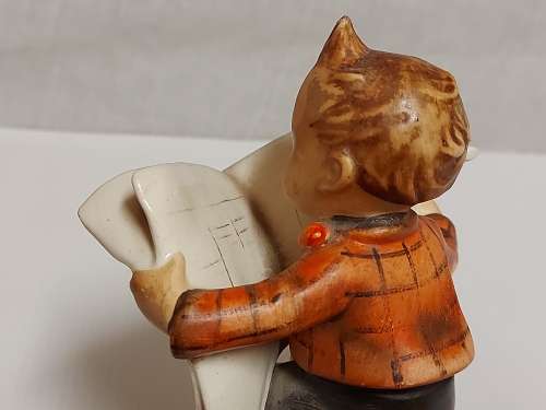 RARE 1960s AUTHENTIC GOEBEL HUMMEL FIGURINE - LATEST NEWS - MADE IN WESTERN GERMANY