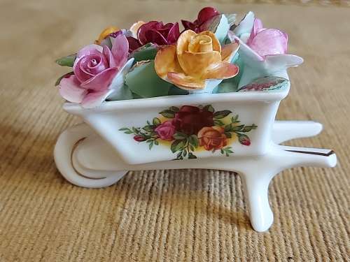 EXQUISITE LITTLE ROYAL ALBERT OLD COUNTRY ROSES FLOWER POSY