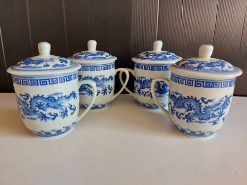 SET OF FOUR DRAGON MOTIF ORIENTAL LIDDED MUGS WITH THE MAKERS MARK AT THE BASE