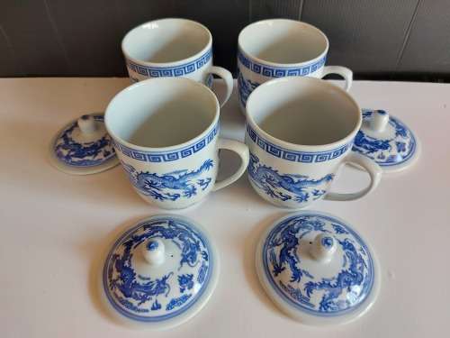 SET OF FOUR DRAGON MOTIF ORIENTAL LIDDED MUGS WITH THE MAKERS MARK AT THE BASE