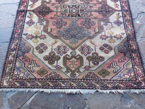 BEAUTIFUL VINTAGE HAND-KNOTTED PURE WOOL PERSIAN CARPET