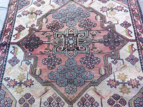 BEAUTIFUL VINTAGE HAND-KNOTTED PURE WOOL PERSIAN CARPET