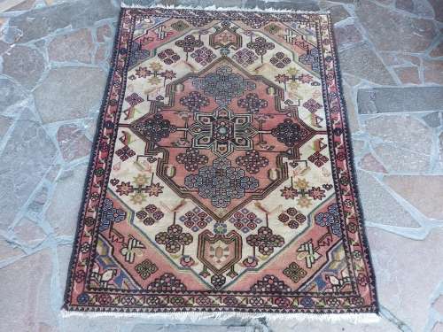 BEAUTIFUL VINTAGE HAND-KNOTTED PURE WOOL PERSIAN CARPET