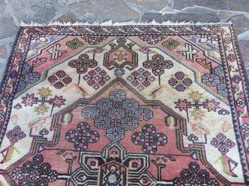 BEAUTIFUL VINTAGE HAND-KNOTTED PURE WOOL PERSIAN CARPET