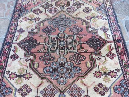 BEAUTIFUL VINTAGE HAND-KNOTTED PURE WOOL PERSIAN CARPET